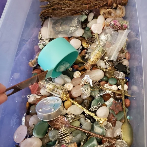 Witchy Crystal Confetti Tumbles And Charms Mystery Scoop - Picture 4 of 7